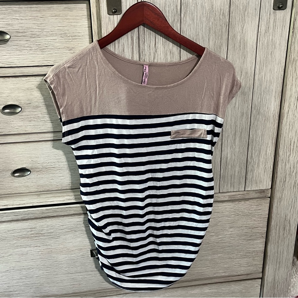 Like NWOT Mom’s the Word Women size small maternity top tan/white/navy